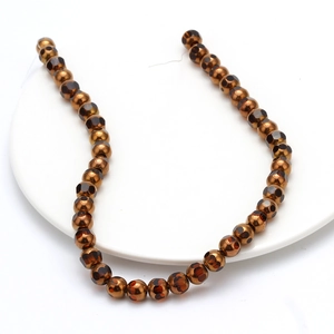 Gros plan de perles en cristal facettées avec motifs léopard vintage pour la bijouterie