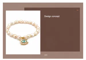 Détail du bracelet en perles d'eau douce baroques avec pendentif œil maléfique doré et bleu