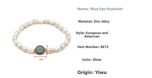 Vue détaillée du bracelet en perles baroques avec charm œil grec de 16 mm doré sur blanc