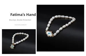 Bracelet en perles baroques avec charms Main de Fatma et Mauvais Œil, finition dorée