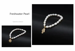 Détail macro du bracelet en perles d'eau douce avec breloques Main de Fatma et Œil Bleu