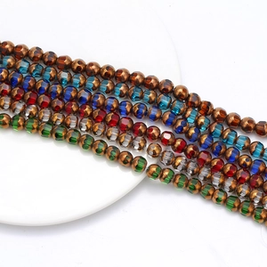 Gros plan de perles en cristal facettées avec finition bronze et accents colorés