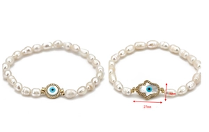 Détail de bracelets en perles d'eau douce avec breloques Main de Hamsa et Œil de Turquie