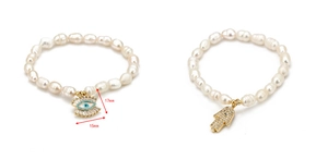 Détail de bracelets en perles d'eau douce avec charms œil et main de hamsa en 17mm et 15mm