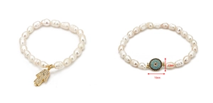 Détail de bracelets en perles de culture baroques avec Main de Fatma et Œil Bleu