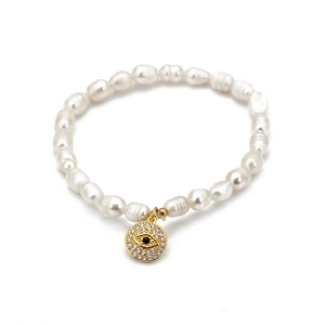 Vue détaillée du pendentif œil protecteur sur un bracelet en perles d'eau douce