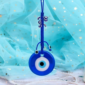 Pendentif œil bleu en verre sur corde tressée avec fond en maille décorative