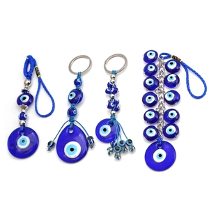 Set van vier blauwe glazen Evil Eye bedeltjes met metalen ringen en geweven touwen