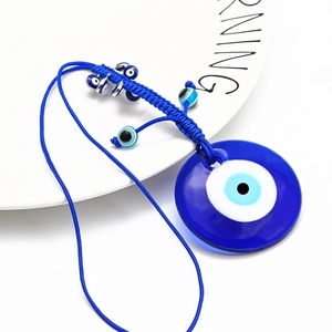 Détail du pendentif Œil bleu en verre avec corde tressée faite main et perles
