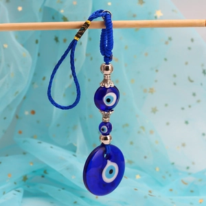 Detailopname van Turkse blauwe Nazar-hangers tegen een sterrenblauwe stoffen achtergrond