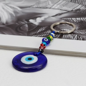 Portachiavi malocchio blu con ciondolo in vetro e perline colorate su anello d'argento