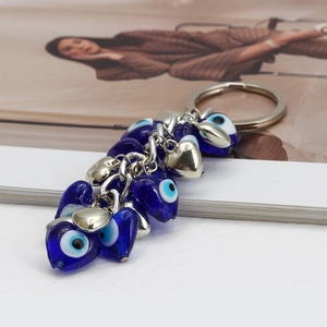 Dettaglio del portachiavi con perline a cuore in vetro blu e ciondoli in lega d'argento