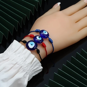 Lot de trois bracelets œil protecteur tressés à la main en bleu, rouge et noir