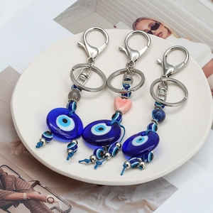Lot de trois breloques OEil Mauvais en verre avec perles bleues et fermoirs argentés