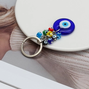Portachiavi con occhio turco blu, perline di vetro multicolore e anello in metallo