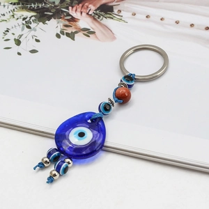 Porte-clés œil bleu Nazar avec pendentif goutte en verre et perles métalliques de luxe