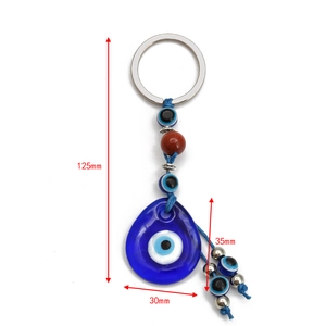 Vue détaillée du porte-clés œil maléfique avec pendentif en verre bleu et taille 125mm