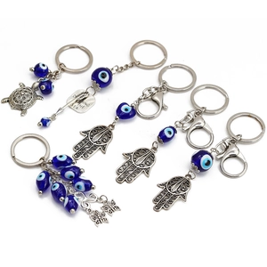 Dettaglio portachiavi Occhio di Allah con mano di Fatima e ciondolo tartaruga