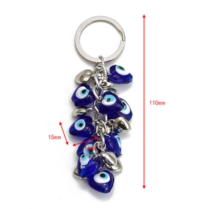 Dettaglio del portachiavi occhio blu a cuore da 110mm con ciondoli in argento