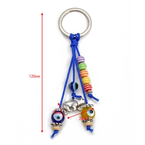 Détail du porte-clés Œil de démon avec perles bleues, breloque ours et mesure de 120 mm