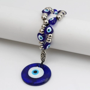 Dettaglio del ciondolo Evil Eye in vetro blu con perline Albero della Vita per auto