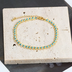 Pulsera dorada de ojo turco con cuentas azules en forma de hoja y cadena ajustable
