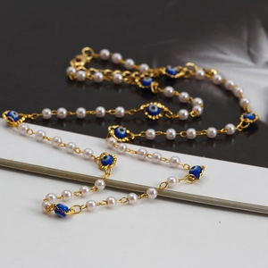Collier élégant œil porte-bonheur avec perles blanches et bleues sur chaîne dorée