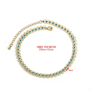 Tobillera Evil Eye dorada con cuentas azules y cierre ajustable sobre fondo blanco