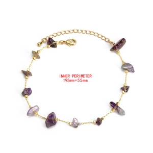Detailed view of amethyst stone bracelet with 195mm perimeter and gold lobster clasp