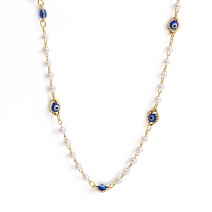Détail d'un collier mauvais œil perlé avec perles blanches et chaîne dorée