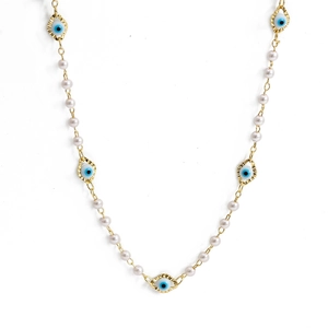 Détail du collier mauvais œil avec chaîne dorée, breloques bleues et perles blanches