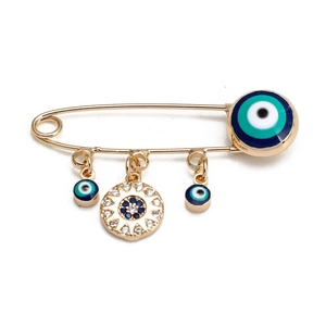 Détail de la broche épingle dorée avec émail œil bleu et pendentifs sertis de cristaux