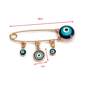 Détail de la broche dorée œil protecteur de 38mm avec pendentifs émaillés 7mm