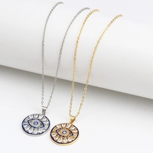 Collier pendentif œil maléfique géométrique avec zircons en finitions or et argent
