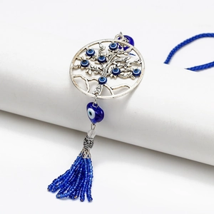 Détail du porte-clés arbre de vie avec perles œil bleu et pompon à pendentif cœur