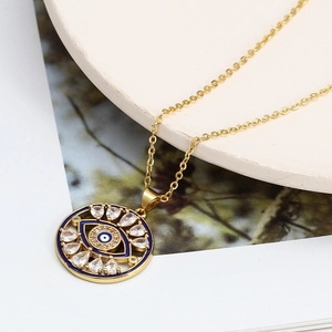 Gros plan du pendentif Oeil Bleu avec émail bleu et cristaux blancs étincelants