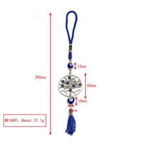 Détail du porte-clés arbre de vie avec perles œil bleu et pompons décoratifs