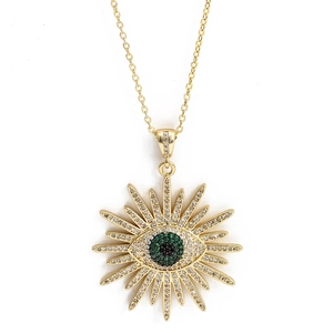 Détail du collier œil maléfique doré avec cristaux verts et blancs sertis de soleil