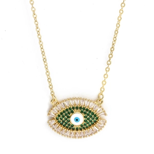 Gros plan du pendentif œil maléfique doré serti de zircons bleus et verts brillants