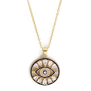 Détail du collier mauvais œil avec émail bleu et cristaux étincelants taillés en poire