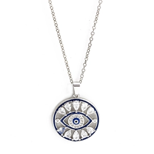 Détail du collier Evil Eye en ton argent avec émail bleu et incrustations de cristaux