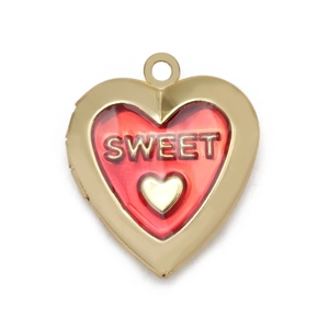 Detail van een gouden hartvormige locket met rood email en Sweet-gravure