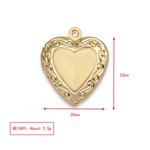 Gedetailleerde weergave van een gouden hart medaillon met vintage reliëf en krullen