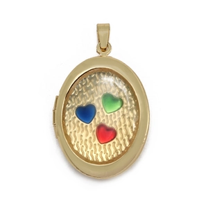 Gedetailleerd zicht op een gouden ovale locket met kleurrijke hartjes en een golftextuur