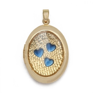 Detail van gouden ovale locket met drie blauwe hartstenen op een golfpatroon basis