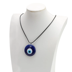 Λεπτομερής λήψη μπλε μενταγιόν Evil Eye με μαύρο κορδόνι σε λευκό σταντ προτομής