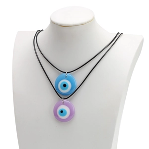 Σετ κολιέ με μενταγιόν καρδιά Evil Eye με μπλε και μωβ ζιργκόν σε λευκό φόντο