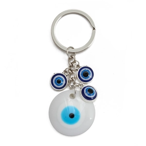 Dettaglio portachiavi turco Evil Eye con ciondoli in resina blu e anelli in lega d'argento