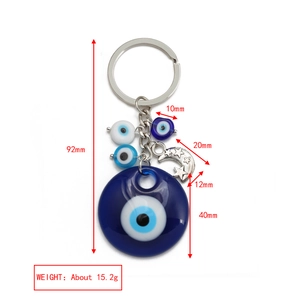 Vista dettagliata del portachiavi turco Evil Eye con dimensioni e perline di resina blu