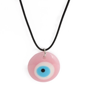 Λεπτομέρεια μενταγιόν Evil Eye από ροζ γυαλί με μαύρο πλεκτό κερωμένο κορδόνι λαιμού